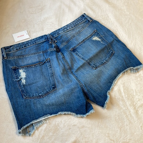 NEW Good American The Bombshell Short Cut Off Jean Shorts Size 18 - Picture 4 of 10